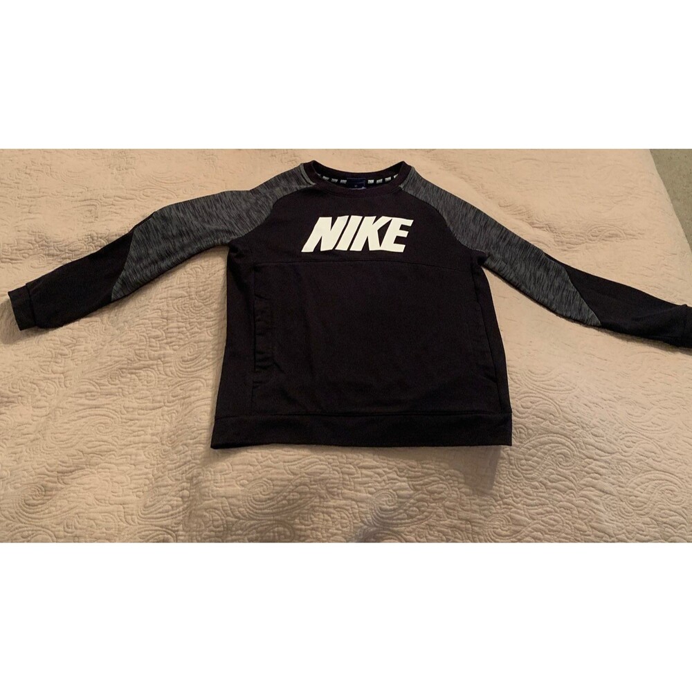 Nike sweater with front pockets.